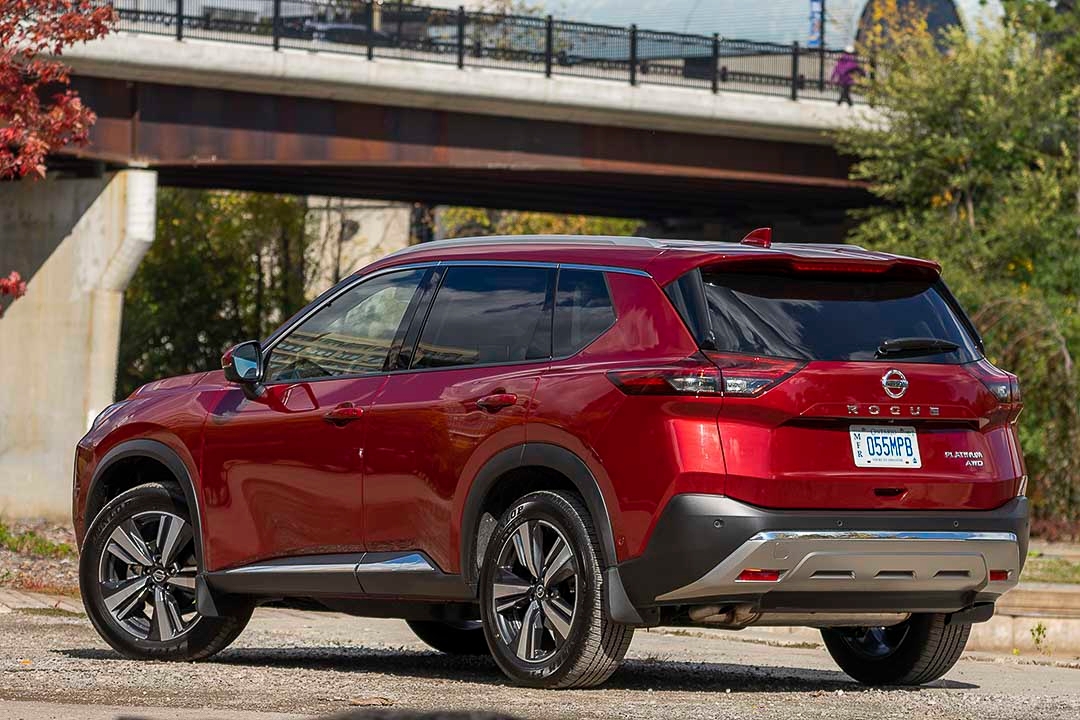 Vue trois quart arrière du Nissan Rogue 2021