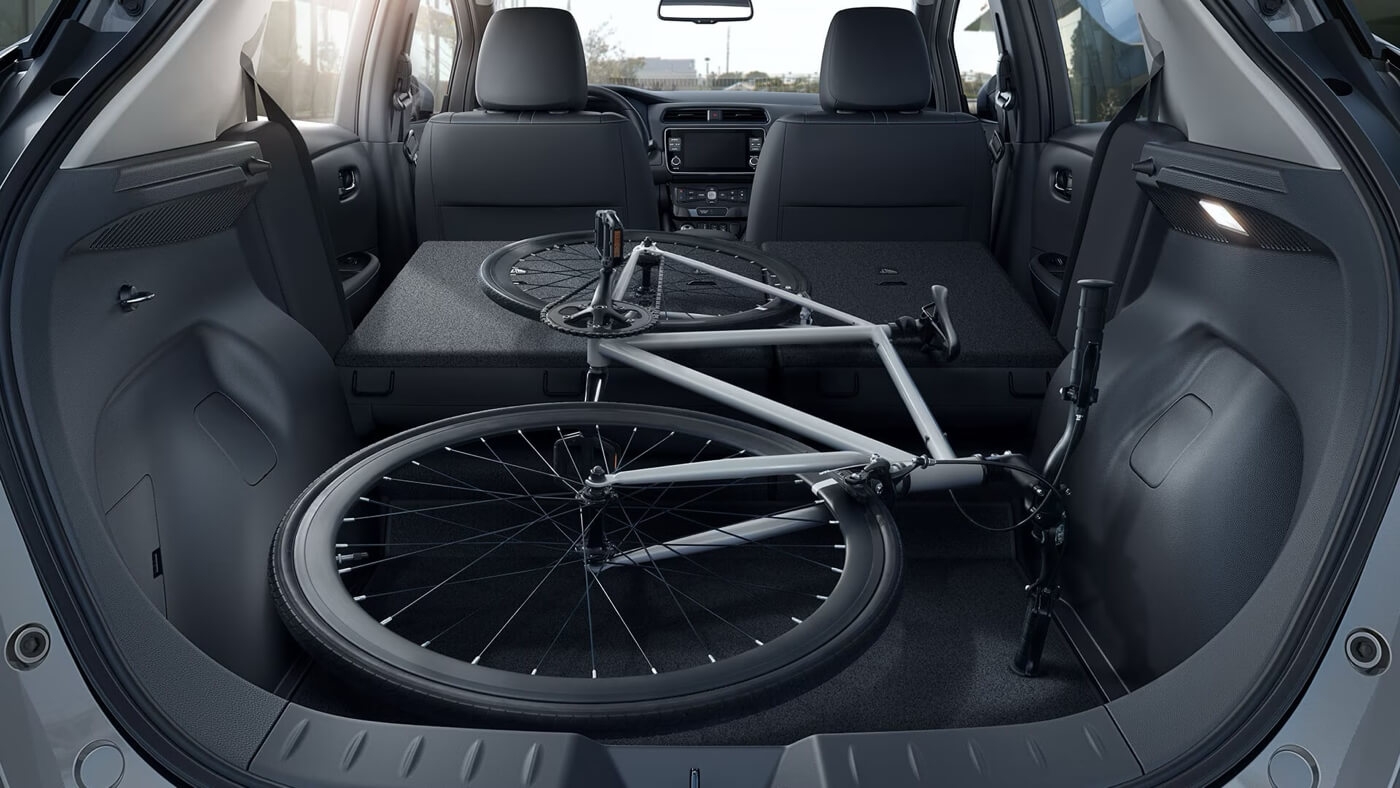 Vélo placé dans le coffre de la Nissan Leaf 2024.