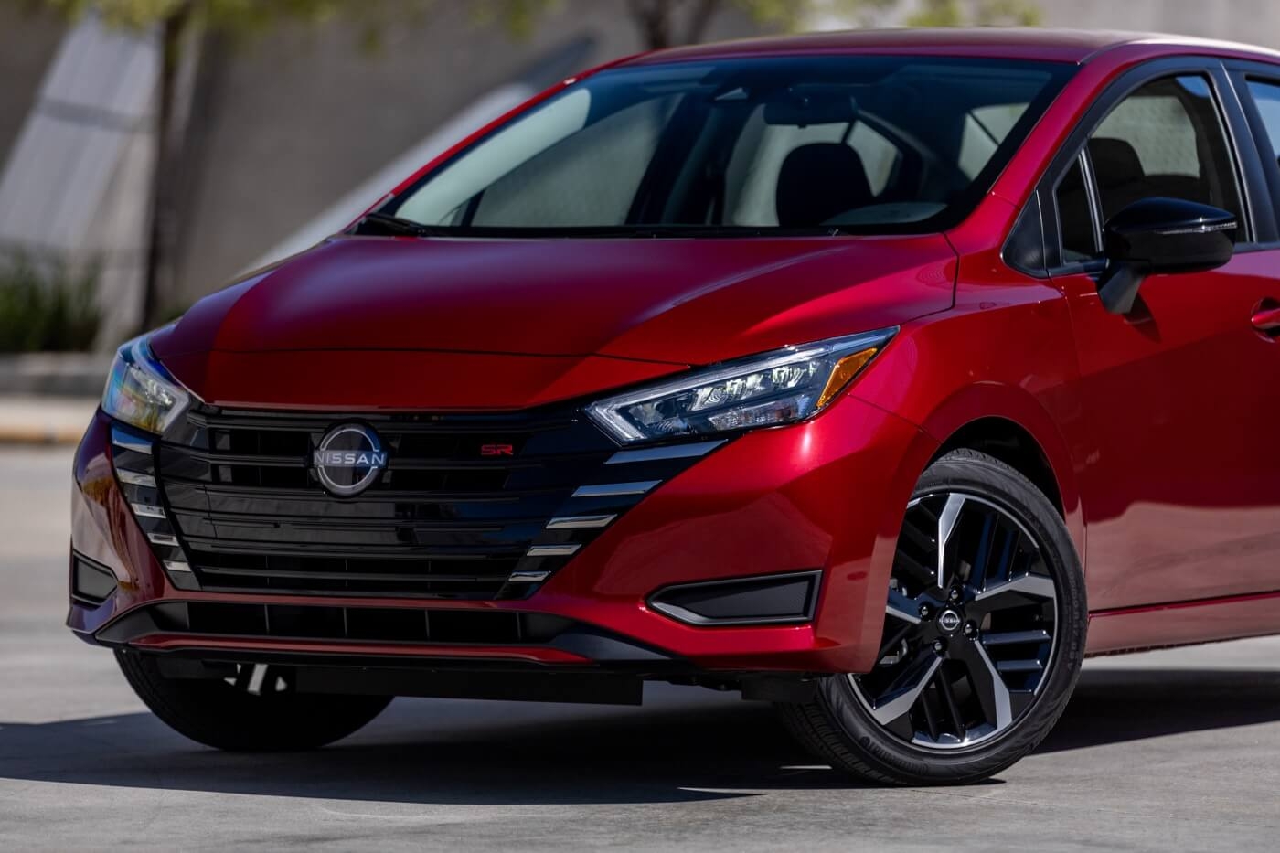 Vue 3/4 avant de la Nissan Versa 2025 à l'extérieur.