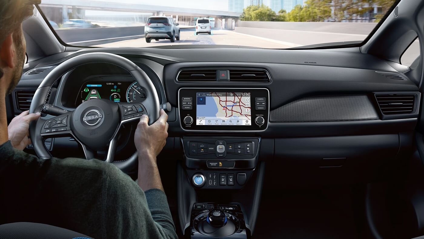Homme conduisant la Nissan Leaf 2025.