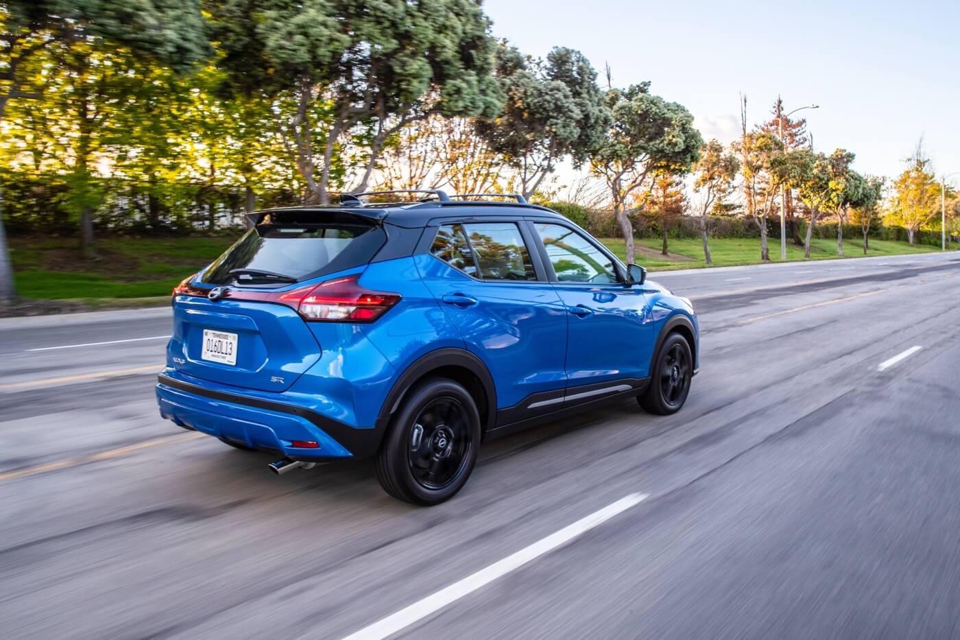 Vue 3/4 arrière du Nissan Kicks 2024 sur la route.