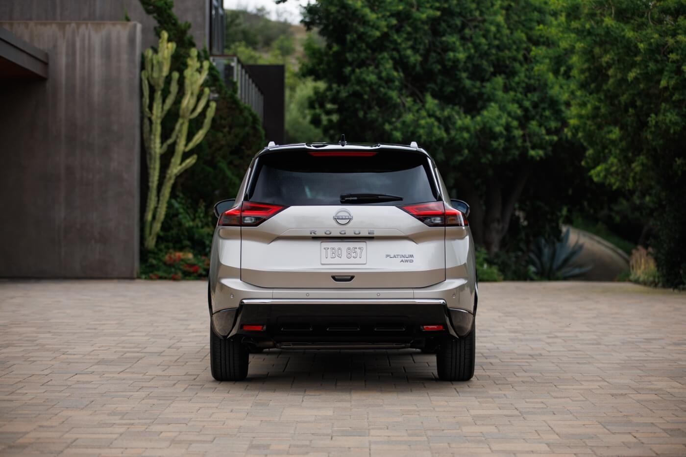 Vue arrière du Nissan Rogue 2024 sur un pavé.