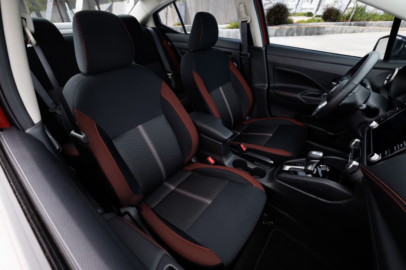 Intérieur avant de la Nissan Versa 2025 incluant les sièges « zéro gravité ».