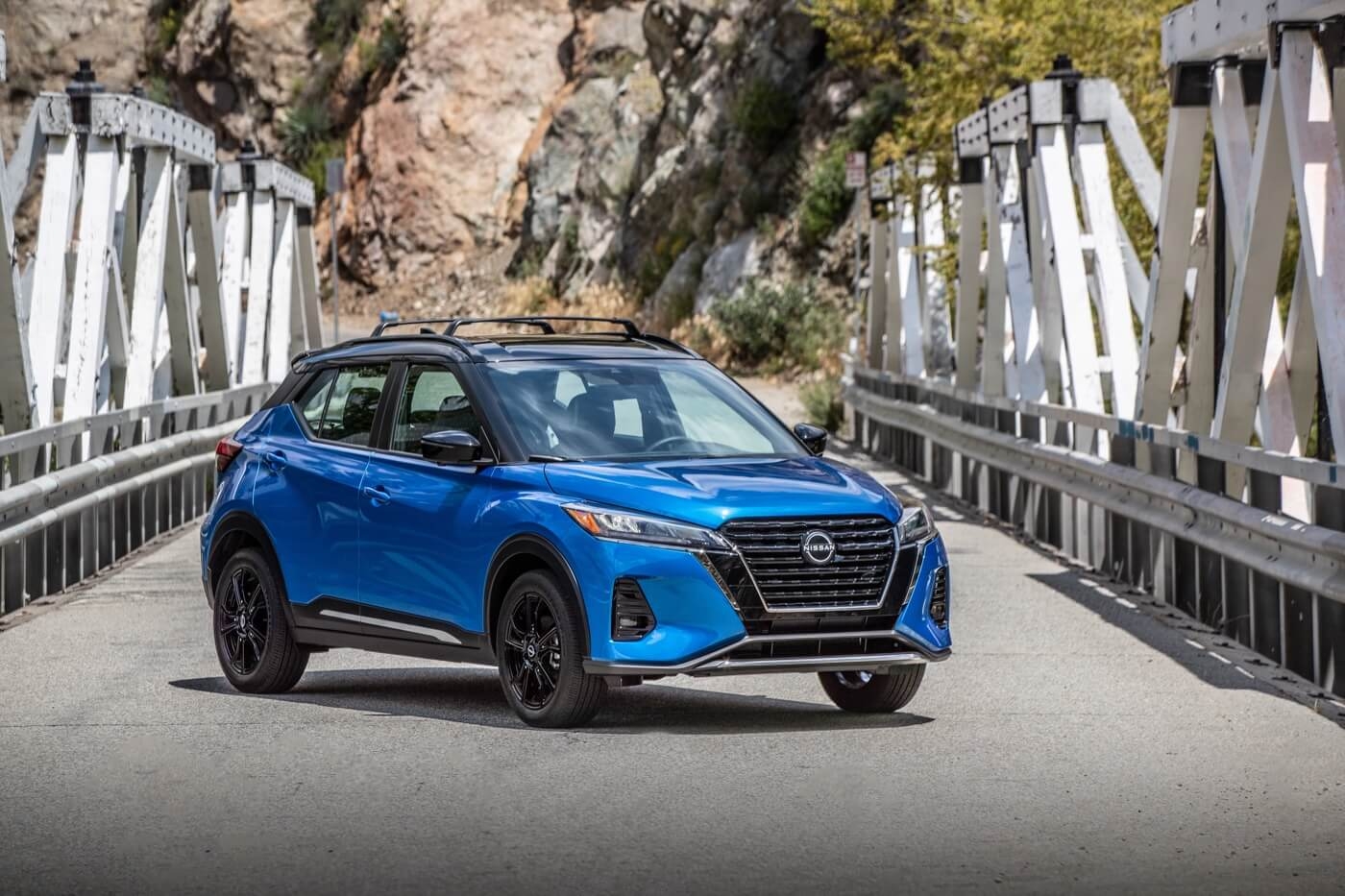 Le Nissan Kicks 2024 garé sur un pont.