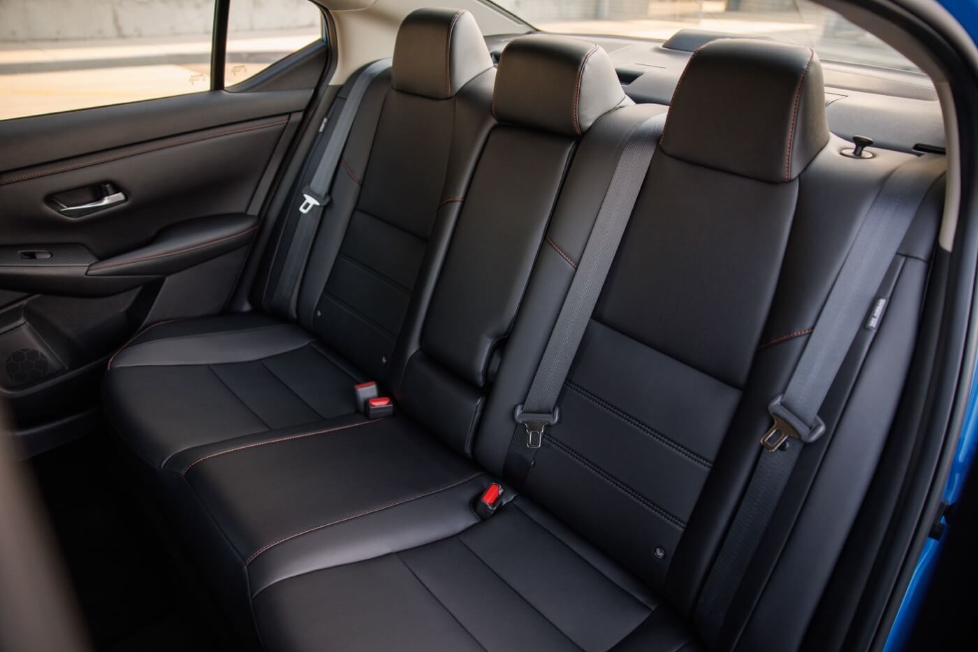 L’intérieur arrière de la Nissan berline Sentra 2025.