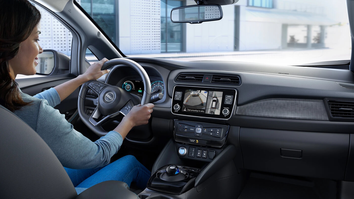 Femme conduisant la Nissan Leaf 2024.